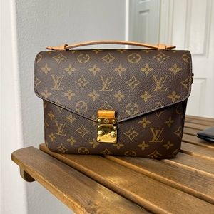 Louis Vuitton Pochette Metis - Monogram